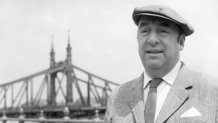Pablo Neruda en Budapest (mayo, 1956), al fondo el puente de la libertad sobre el Danubio.