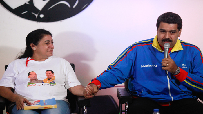 El presidente Nicolás Maduro en compañía de la madre de Robert Serra, en la Casa de la Juventud que lleva su nombre.