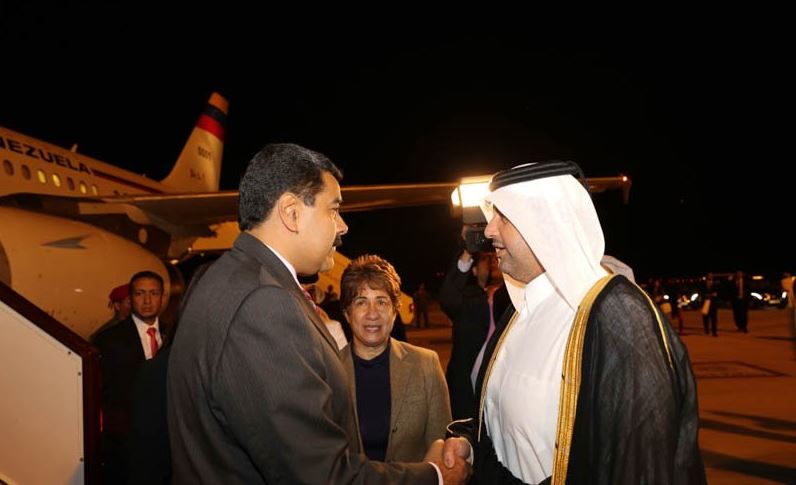 Maduro fue recibido por el ministro de Economía y Comercio, Jeque Ahmed bin Jassim Al Thani.