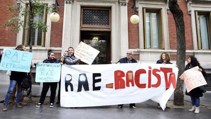 Los gitanos protestaron frente a la sede de la RAE