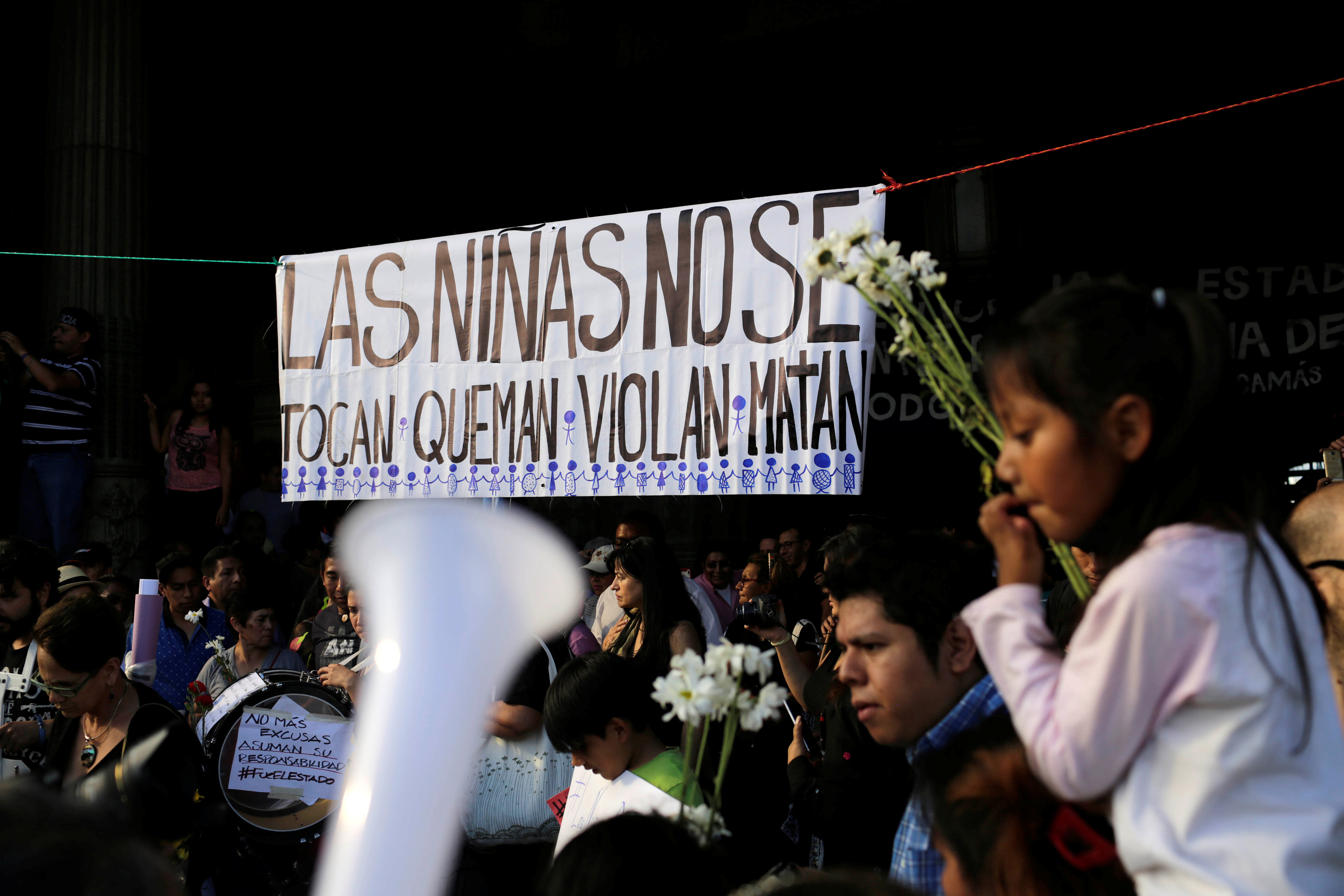 Unas 200 personas caminaron por las calles de Ciudad de Guatemala leyendo los nombres y las edades de las niñas fallecidas hasta llegar a la Plaza de la Constitución, donde había más manifestantes, en total unos 3.000.