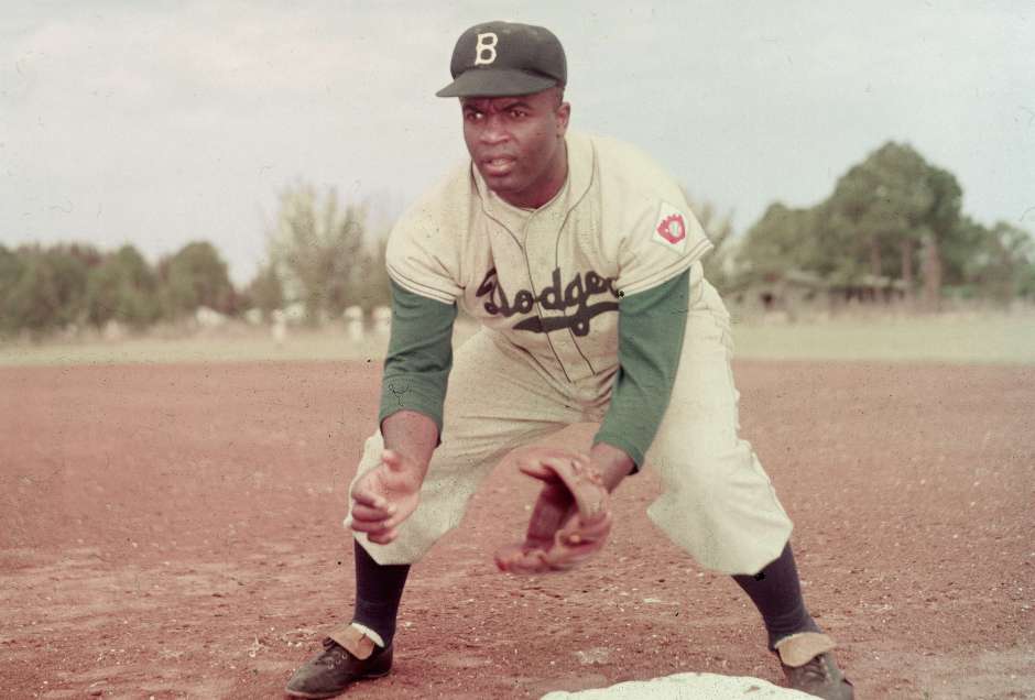 Jackie Robinson de los Brooklyn Dodgers, vestido con el uniforme de visita.