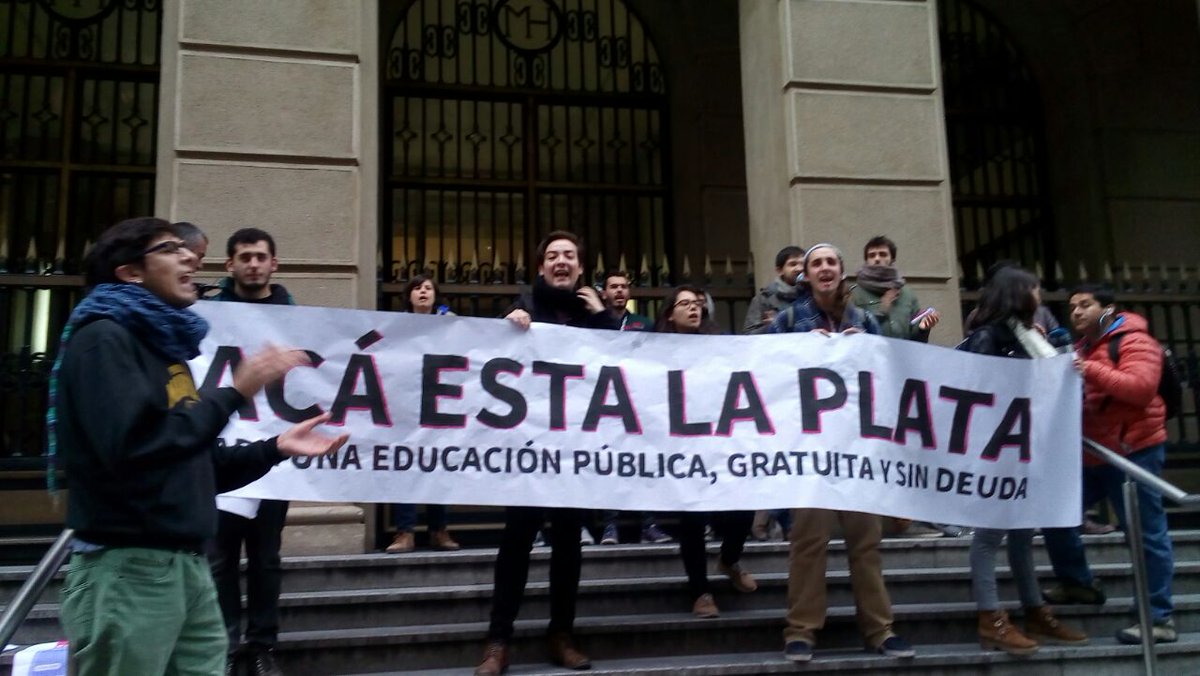 Estudiantes de Chile mantienen sus demandas por una mejor educación.