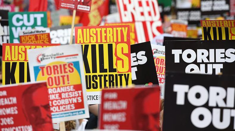 "No más austeridad", "Los recortes cuestan vidas", "Fuera Tories (conservadores), entre otros son los mensajes que acompañan a los manifestantes.