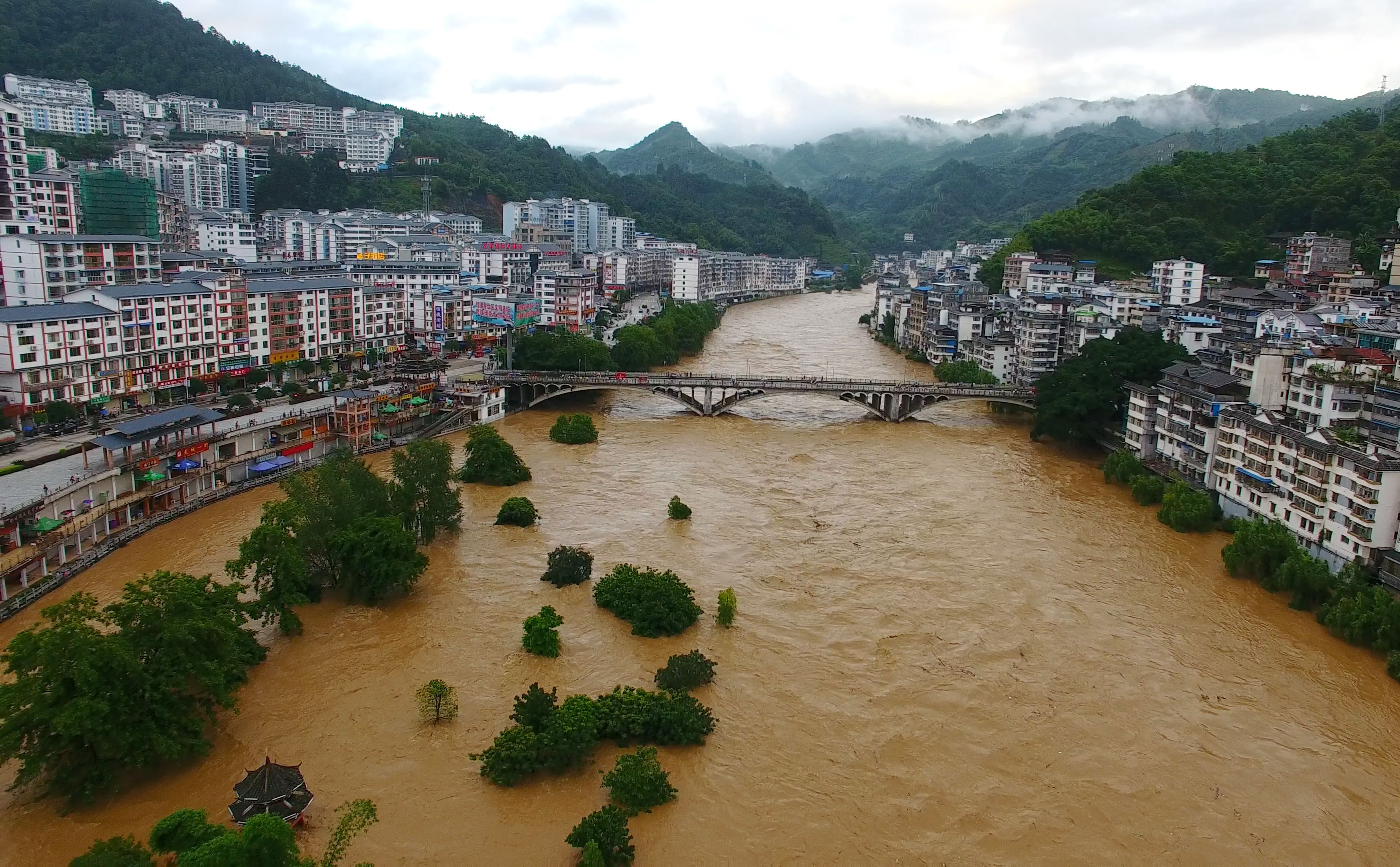 Unos 60 ríos del sur de China superaron el nivel de alerta por las fuertes lluvias del pasado domingo.