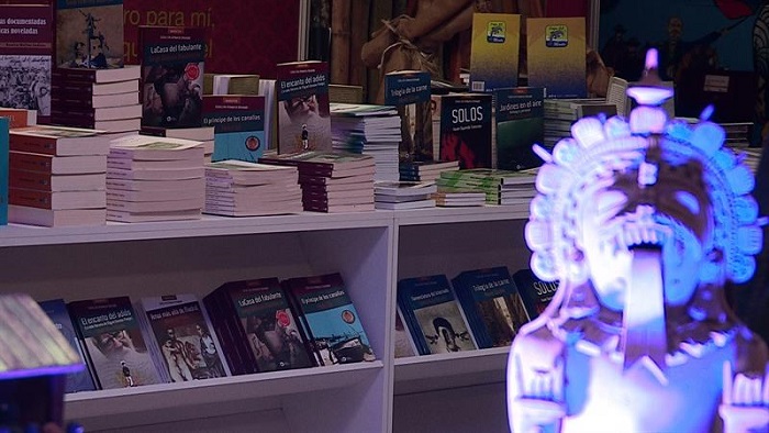 Hadas, duendes y otros personajes mágicos adornaron la décima edición de la Feria del Libro en la ciudad capital de Ecuador.