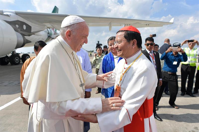 El papa llegó en horas de la mañana al aeropuerto internacional de Rangún en Myanmar.