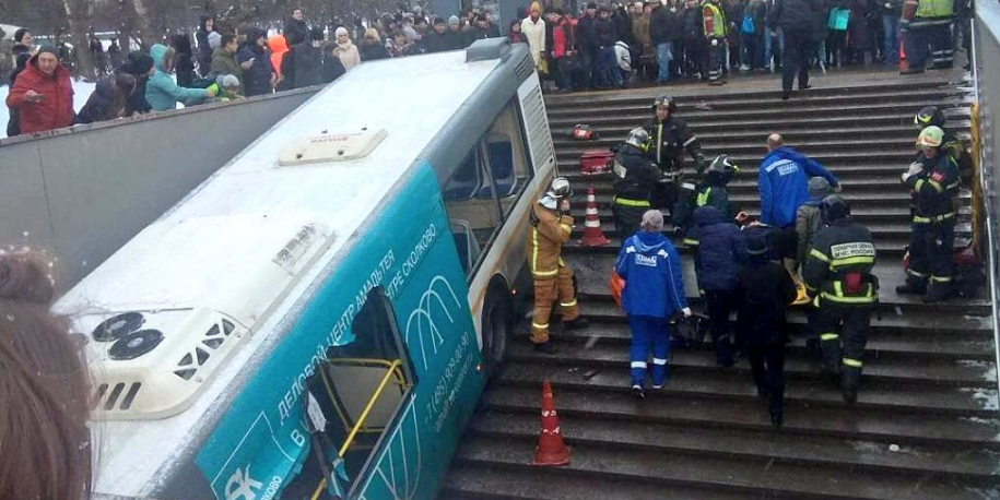 El autobús chocó contra un paso subterráneo en la estación de metro Slavianski Bulvar.