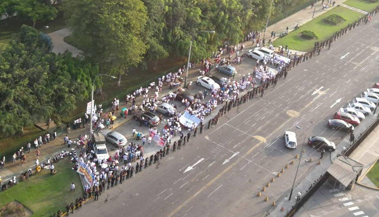 La marcha se desarrolló horas después de la multitudinaria concentración contra el indulto anunciado por el mandatario peruano.