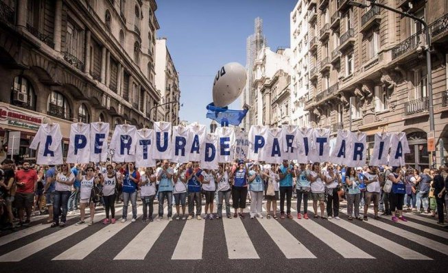 En Argentina los docentes se niegan a la derogación de la paritaria que el presidente Mauricio Macri llevó a cabo a través de un DNU. 