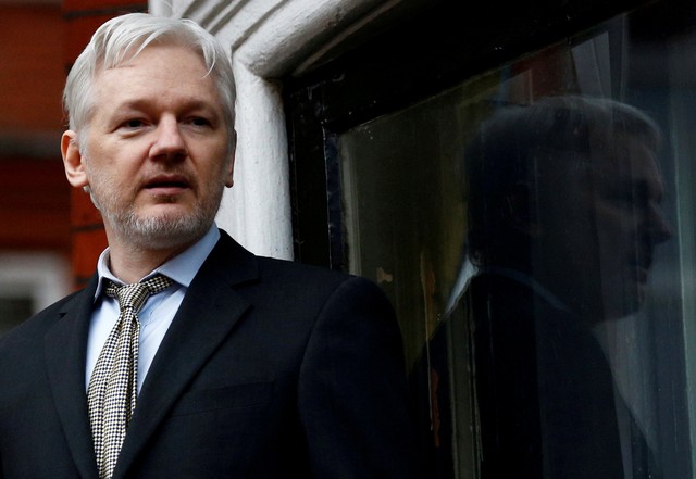 La orden el impide a Julian Assange salir del refugio diplomático sin ser detenido.