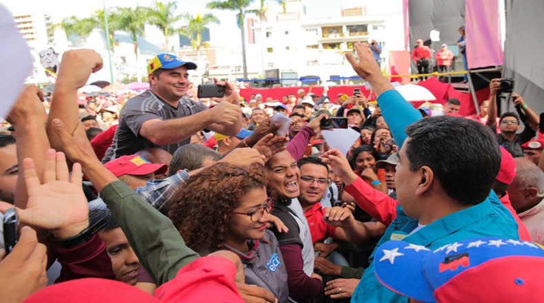 Estuvieron acompañados del presidente Nicolás Maduro, quien se puso a la orden del pueblo para asumir la candidatura presidencial de los próximos comicios convocados por la Asamblea Nacional Constituyente.     