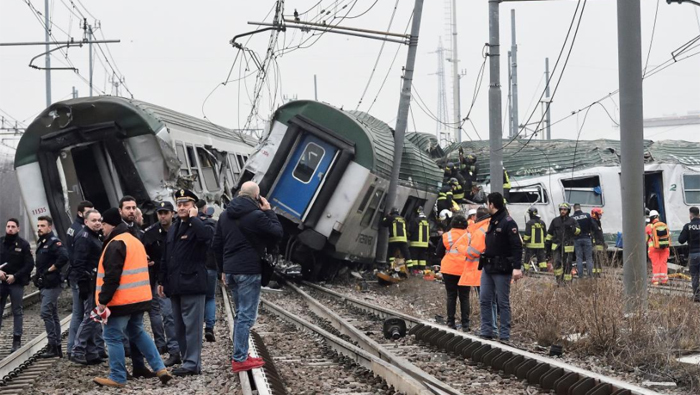 Los trenes chocaron al salirse de sus vías, equipos de rescate llegan a la zona del accidente.