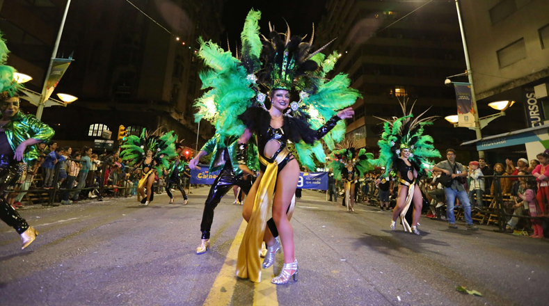 El Carnaval de Montevideo, conocido como el "más largo del mundo", por sus casi 40 días de duración, comenzó al son de los cantos y movimientos de los artistas.