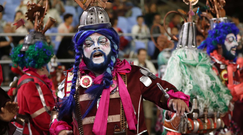 Durante más de cien años, los carnavales se celebraron en Uruguay sin la presencia de la comunidad afrodescendiente, la incorporación definitiva de las comparsas de afros en los desfiles carnavalescos ocurre en 1876, según lo explica el autor de Carnaval: evocación de Montevideo en la historia y la tradición, Antonio Plácido.