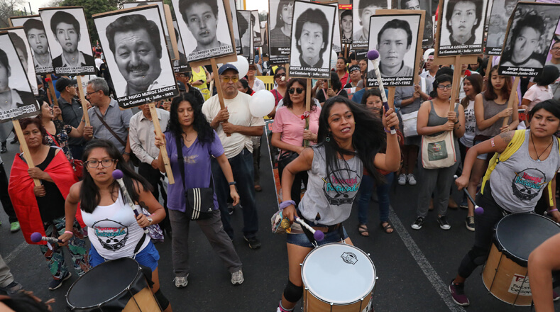 Peruanos marchan por quinta vez contra indulto a Fujimori