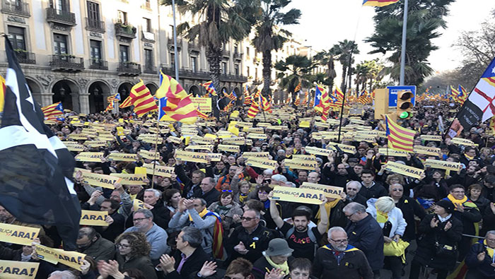 En la manifestación se pidió la liberación de los parlamentarios catalanes detenidos por impulsar el proceso independentista en Cataluña.