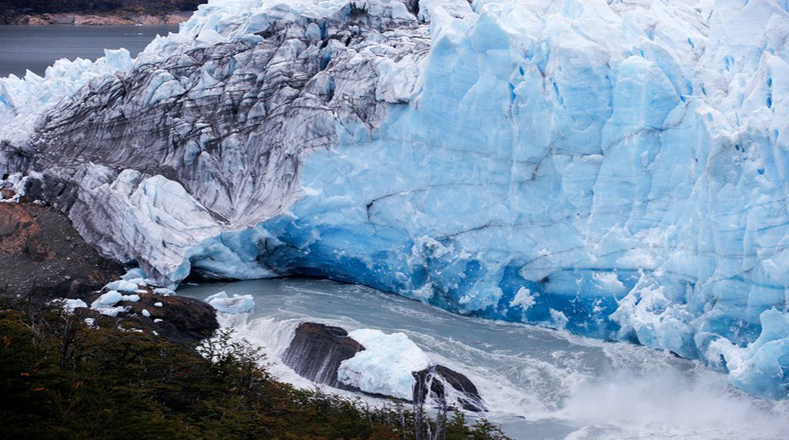 Esas presiones agrietan al glaciar hasta formar un arco, que acaba derrumbándose de una forma sorprendente.