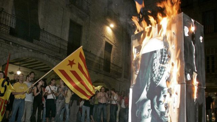 Los jóvenes voltearon y quemaron la foto del rey de España.