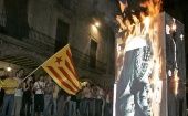 Los jóvenes voltearon y quemaron la foto del rey de España. 