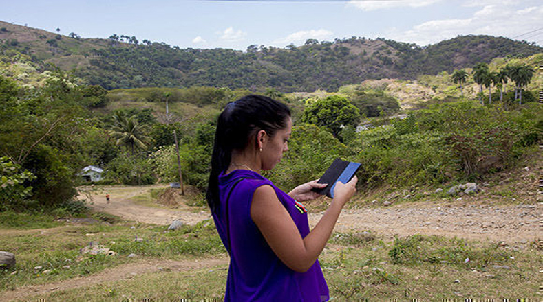 El director territorial de la Empresa de Telecomunicaciones de Cuba (Etecsa) en Granma, Rodolfo Olivera Moreno, expresó que en estas zonas rurales el servicio telefónico tradicional era con tecnología obsoleta.