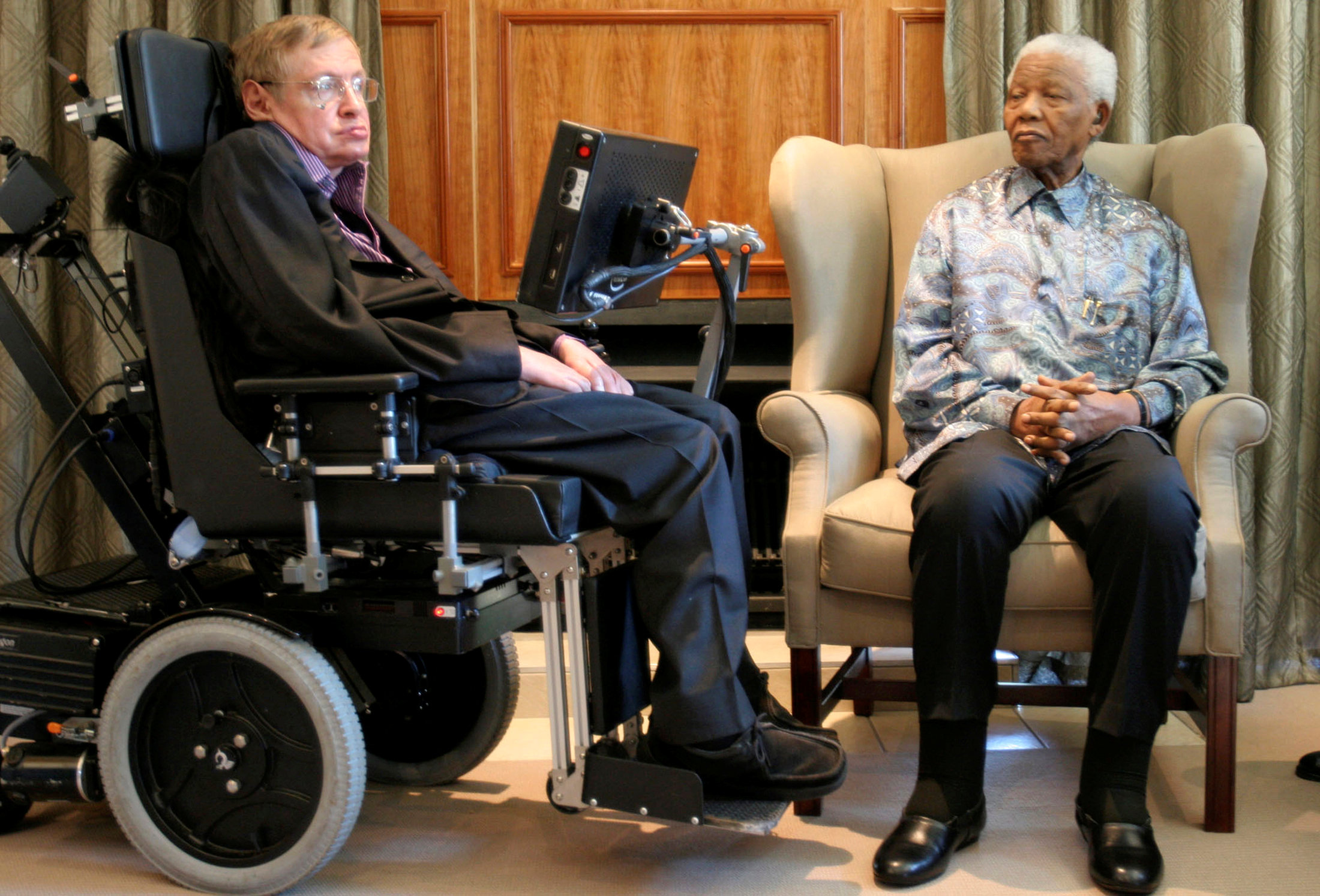 Nelson Mandela (R) meets theoretical physicist Professor Stephen Hawking in Johannesburg, 2008.