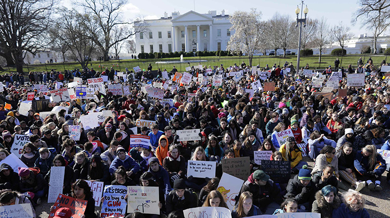 Miles de estudiantes de Estados Unidos salieron este miércoles a protestar frente al Capitolio de Washington para exigir a legisladores trabajar por la regulación de la posesión de armas, ante las situaciones de violencia. 