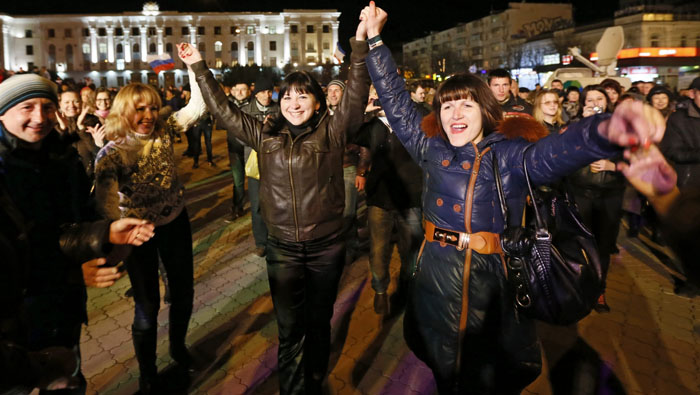 Festejos en la calle de Crimea tras conocer el resultado del referendo.