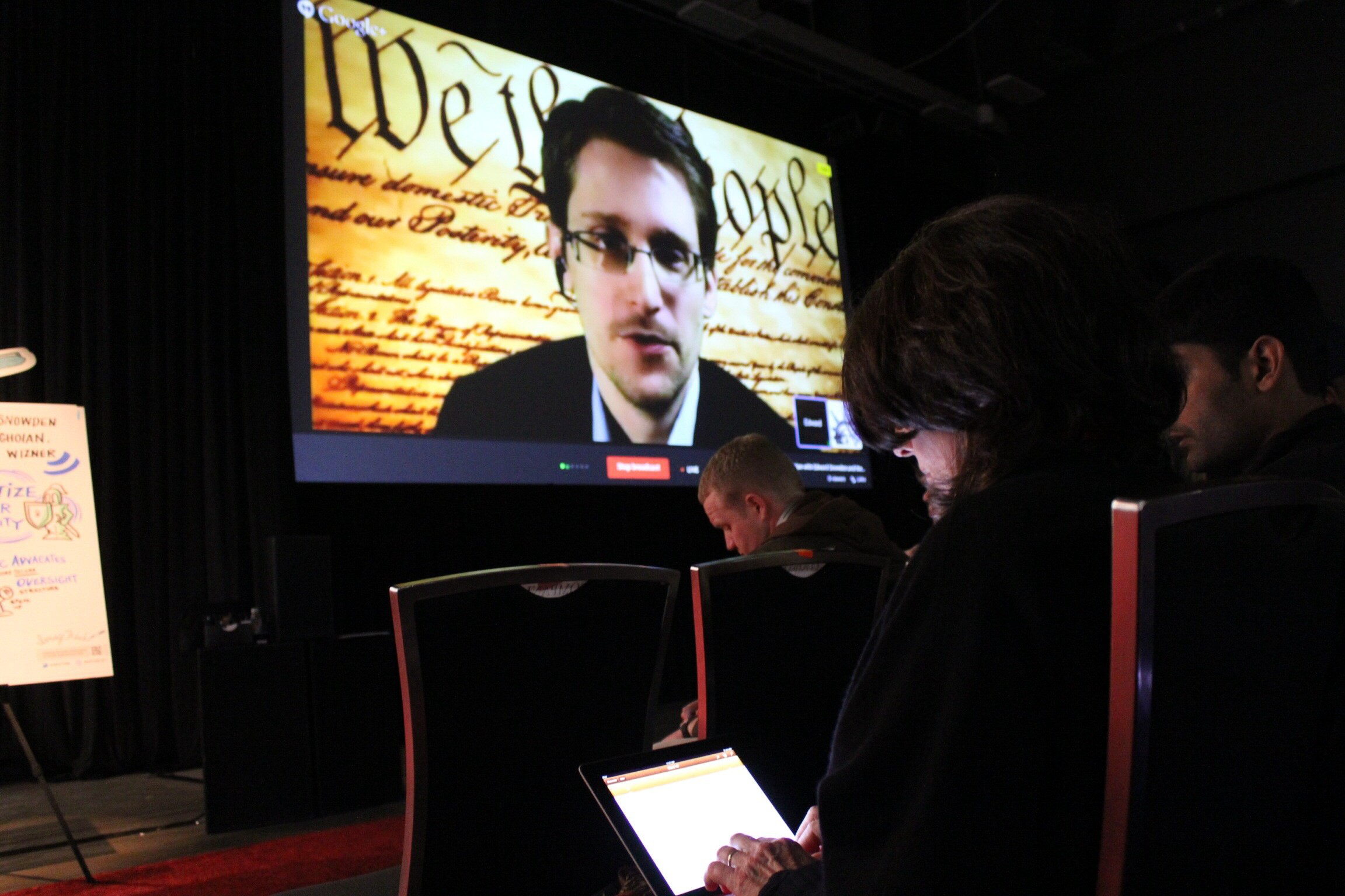 Snowden sugirió que Facebook gana dinero recopilando y vendiendo los registros detallados de la vida privada de las personas.