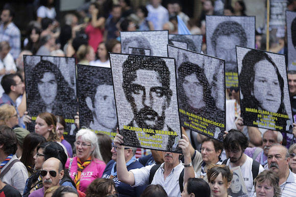 Argentinos recuerdan a las víctimas de la dictadura militar.