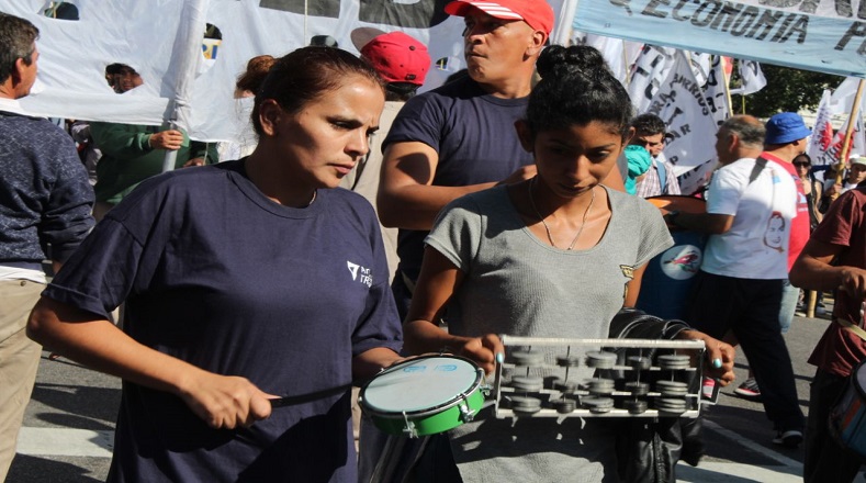 Diversos grupos sociales participaron en la marcha en contra de la reforma laboral que responde a la agenda neoliberal impulsada por el gobierno de Mauricio Macri, pues consideran que la aprobación de este proyecto es una regresión sobre los derechos de los trabajadores