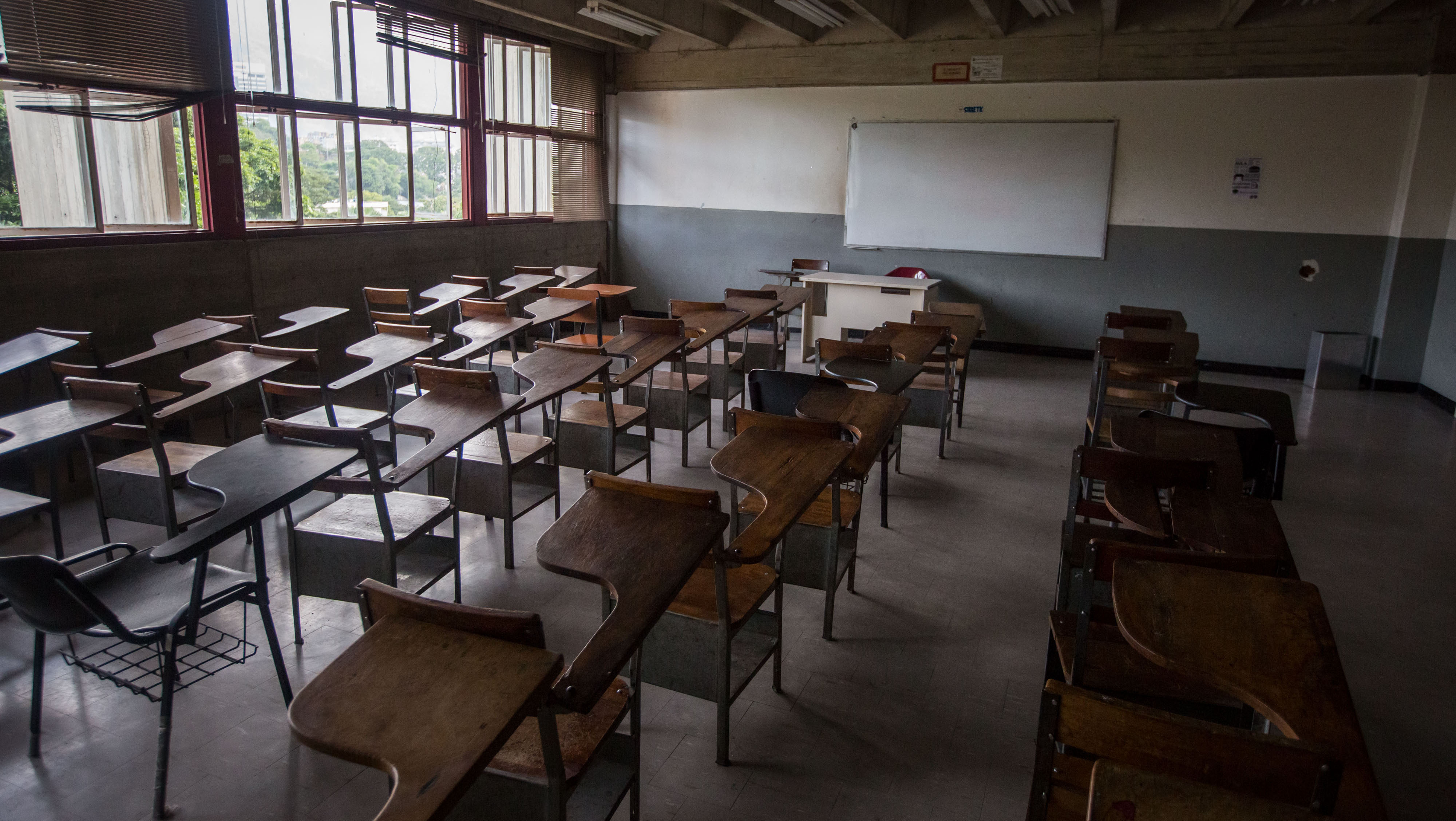 Esta decisión generará el cierre de casi el 40 por ciento de escuelas en 11 municipios de la isla caribeña.