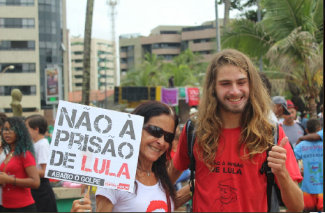 Los manifestantes demuestran su apoyo al expresidente Lula y ratifican su lucha por una democracia sólida.