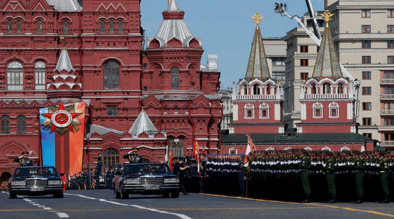 Al principio del desfile el ministro ruso de Defensa, Serguéi Shoigú, dio el saludo militar mientras estuvo en uno de los vehículos que transitó en Moscú.