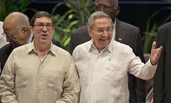 El ministro de Relaciones Exteriores (I) junto al primer secretario del Comité Central del Partido Comunista de Cuba, Raúl Castro (D).