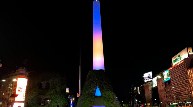 El obelisco de Buenos Aires se ilumina en fechas emblemáticas