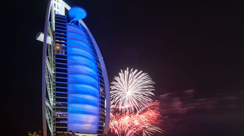 El hotel Burj al Arab se llena de luz para conmemorar fechas históricas en Dubái