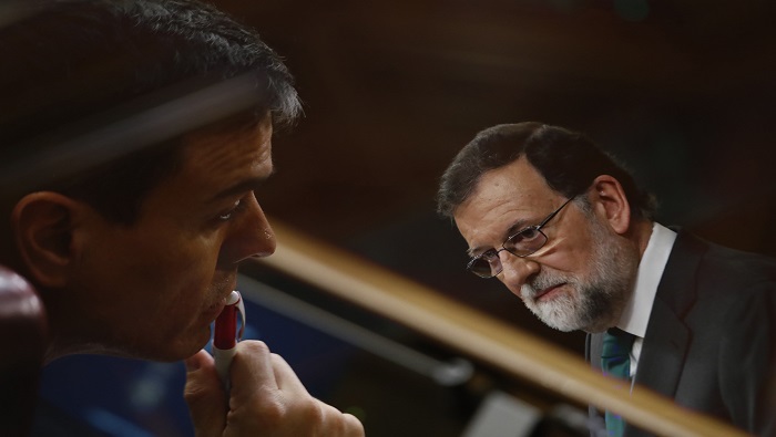 El secretario de Organización del PSOE, José Luis Ábalos (d), fue el encargado de abrir el debate de la moción de censura.