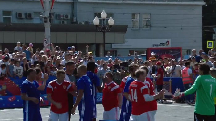 Jugadores de la FIFA y Rusia se saludan tras culminar el encuentro