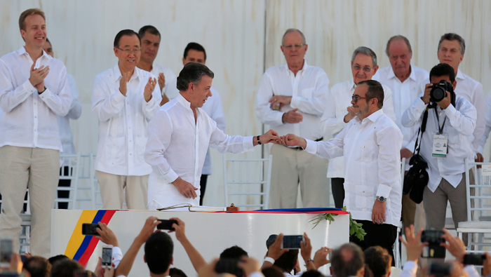 El presidente Juan Manuel Santos (D) y el líder de la FARC, Rodrigo Londoño (I), firmaron el Acuerdo de Paz para iniciar una nueva etapa pacífica en el país.