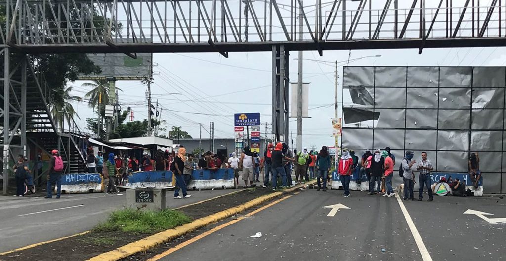 Manifestantes bloquean el acceso a la ciudad de Masaya, Nicaragua