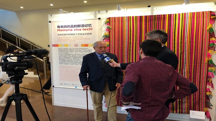 El embajador argentino en Beijing, Diego Guelar, autoridades chinas, embajadores, agregados culturales y artistas asistieron a la muestra textil.