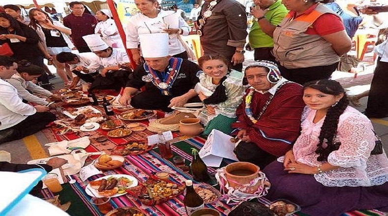 Entre las tradiciones de Bolivia para la jornada se encuentra la realización del "Apthapi" o almuerzo comunitario con alimentos extraídos de la madre tierra o Pachamama.