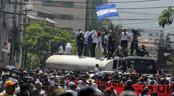 Los hondureños salieron a las calles en defensa del Gobierno de Manuel Zelaya