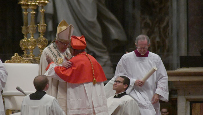 El papa Francisco le otorgó a Ticona el birrete rojo y el anillo cardenalicio.
