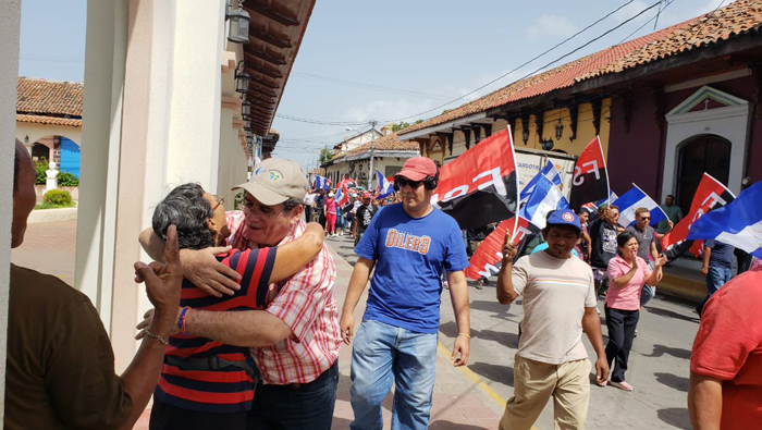 Entusiastas caminatas por la paz y el amor en Nicaragua