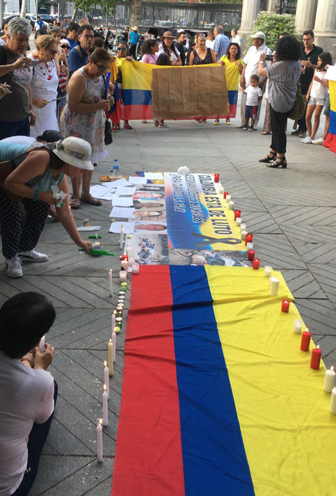 En Puertas de Alcalá (España), los asistentes recordaron a los más de  100 líderes sociales asesinados en lo que va de 2018, así como los más de 300 desde 2016.