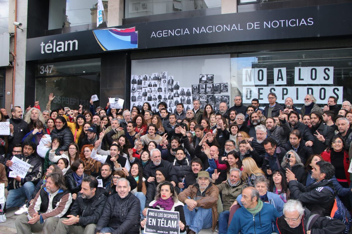 Los trabajadores realizaron un abrazo simbólico a la sede de la agencia estatal de noricias.