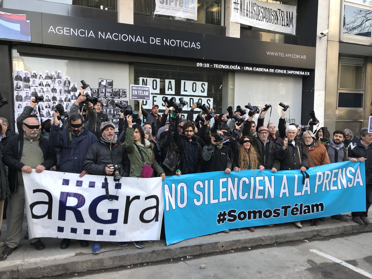 La Asociación de Reporteros Gráficos (ARGRA) realizó frente a la sede de Télam un “camarazo” en protesta contra los despidos masivos.
