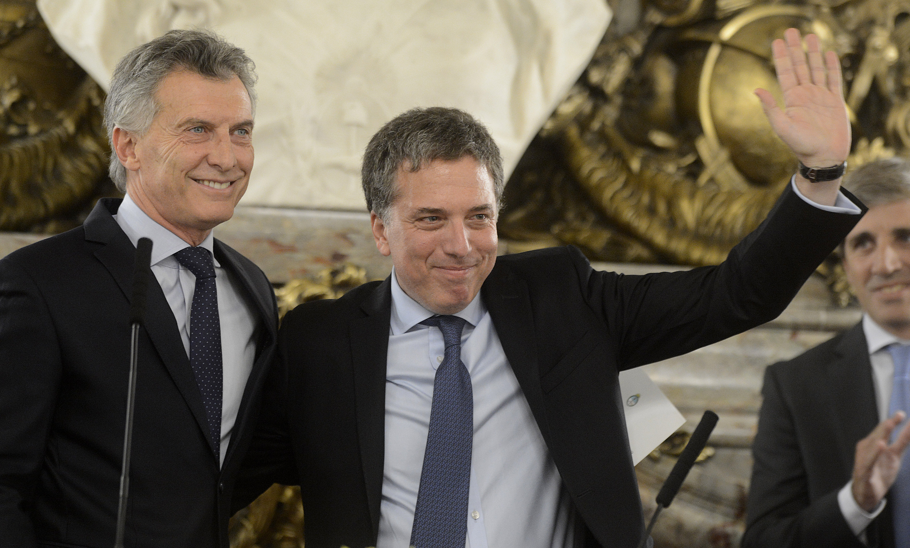 Mauricio Macri, Nicolas Dujovne y Luis Caputo. Tres integrantes del gobierno de los CEO en Argentina, que se sientan a ambos lados del mostrador.